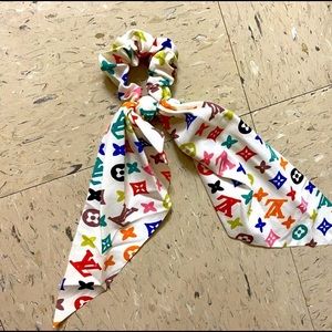 Hair scrunchie with ribbons